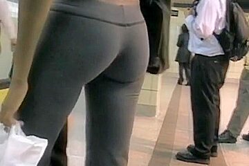 Perfect ass emphasized by a tight yoga pants in public voyeur video