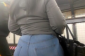 Big Wide Ebony Booty in Jeans