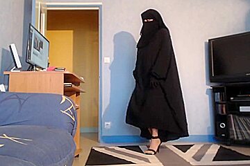 Musulmane seins nus en niqab et...