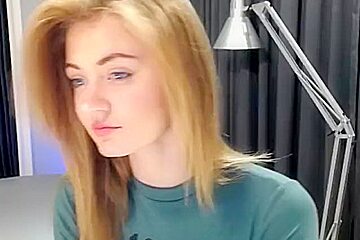 Merry Pie Has A Long Cam Show And Plays With An Anal Plug...