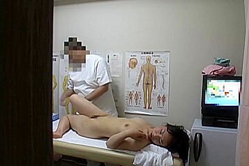 Kinky masseur sliding finger in Asian cunt on spy video