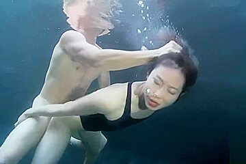 Swimsuit Girl Sex With A Guy Underwater...