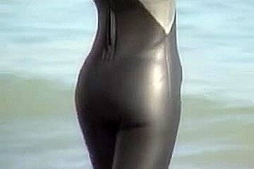 Candid Video From Beach With Girl In Tight Spandex Costume 03d...
