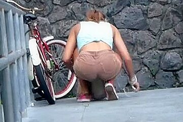 Candid hawt brown taut short jeans...