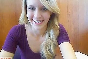 Lovely blonde masturbates on webcam...
