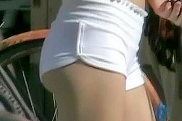 Sexy hips and hot ass in white shorts in the candid scene
