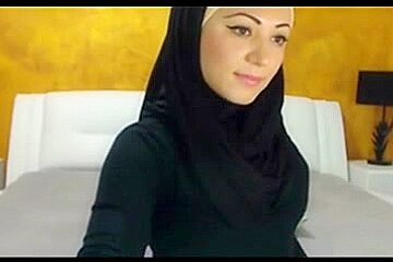 Sexy hijabi girl on cam...