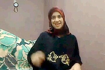 Hijab arabe fille joue cums lactate sur cam...
