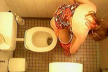 Amazing footage of an amateur girl spied from above in a toilet
